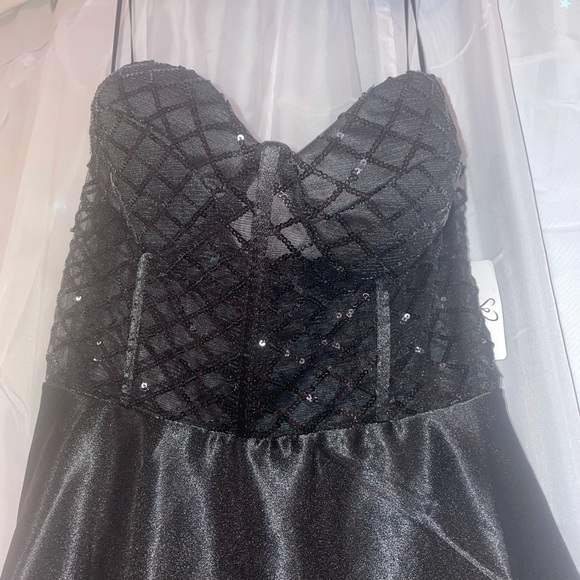 Little black dress. Strapless. Brand new never worn from Windsor - Picture 3 of 5